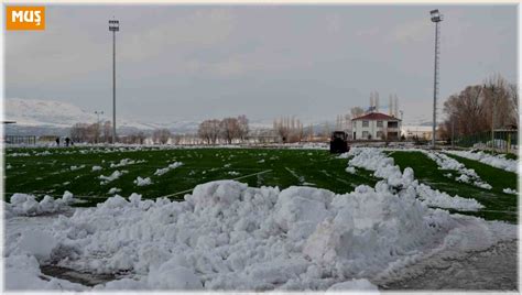 Diyarbakır Çınarspor ile Yeşil Vartospor maçı öncesi saha kardan temizlendi